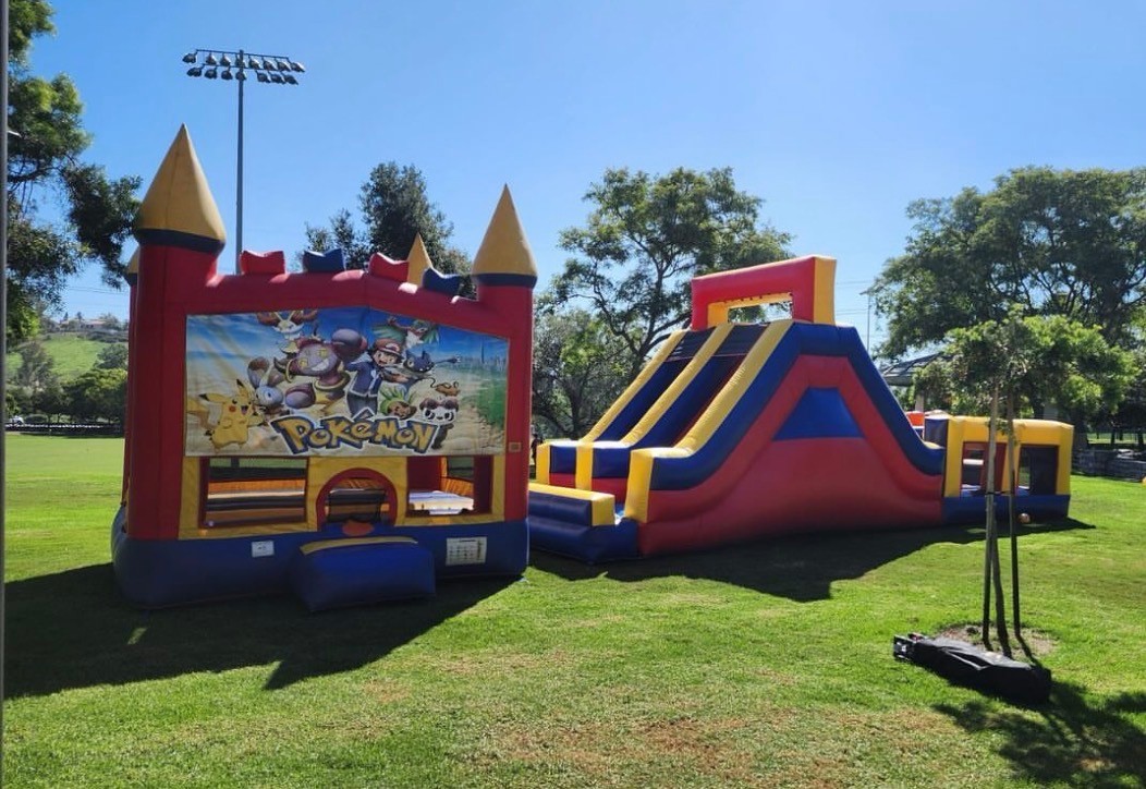 Inflatable obstacle course combined with bounce jumper setup