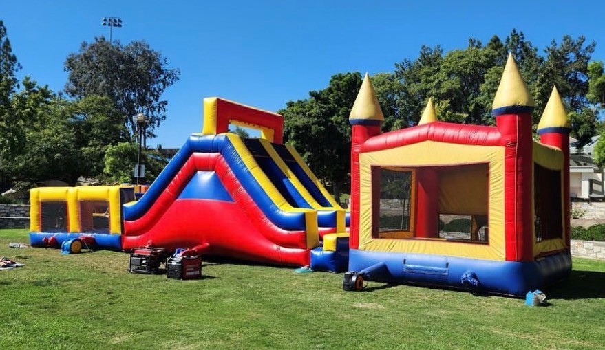 Combined inflatable obstacle course and jumper party rental